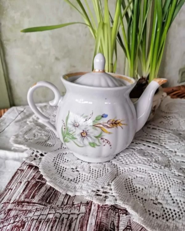 Porcelanowy czajnik na herbatę